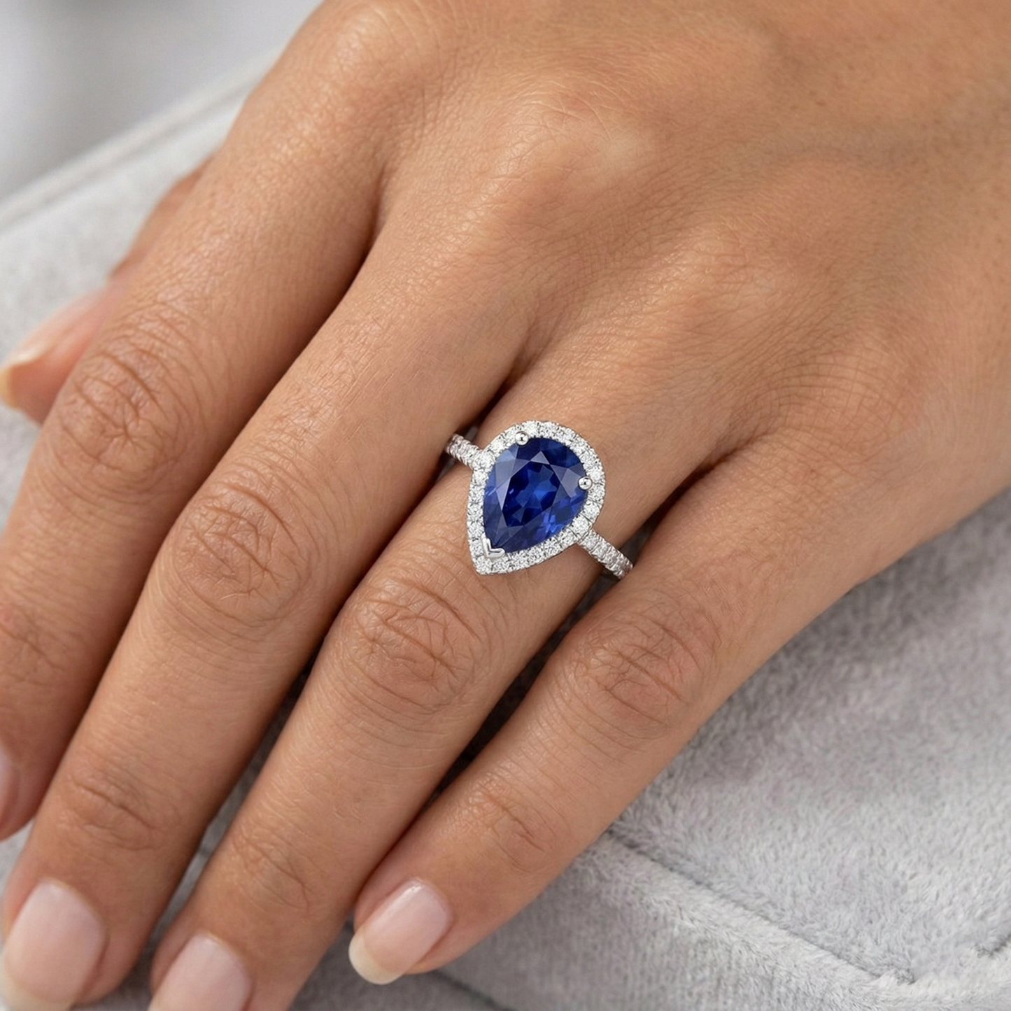 Weißgoldschmuck 3.25 Karat Ring mit Birnendiamant und Saphir