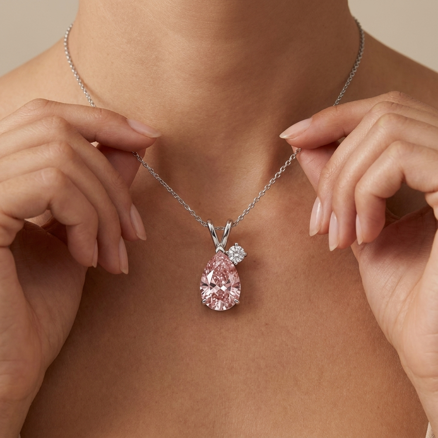 Halskette mit rosa Diamant, 3,15 Karat Anhänger im Tropfenschliff mit verzierter Öse