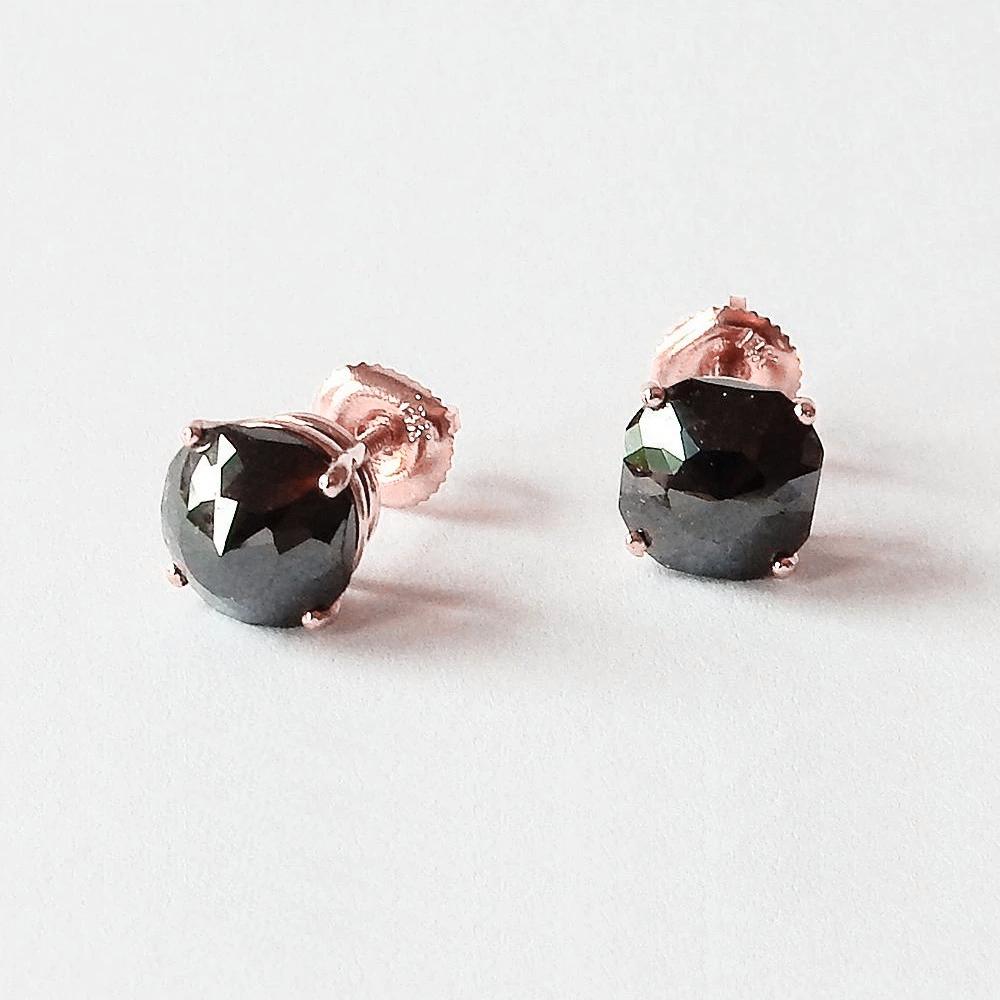 6 Karat Ohrstecker Kissen Aus der Erde Abgebauter Natürlicher Diamant Schwarz Eyeclean Roségold