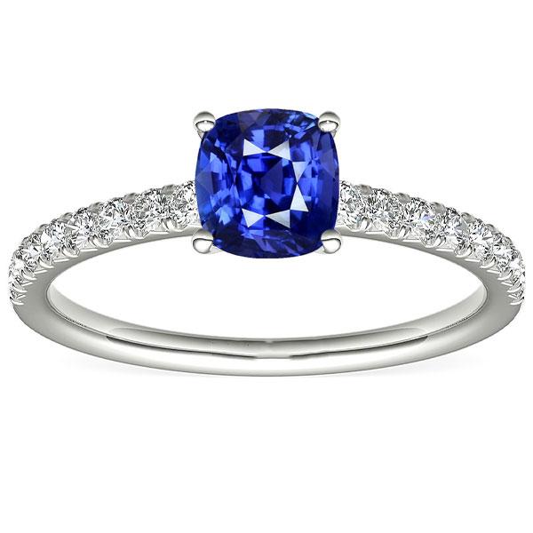 Gold-Solitär-Saphirring im Kissenschliff und Diamanten in Pavé-Fassung 3 Karat - harrychadent.de