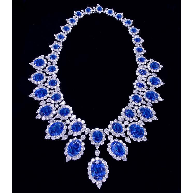Weißgold 291,17 Kt. Halskette mit blauem Saphir und weißem Aus der Erde Abgebauter Natürlicher Diamant