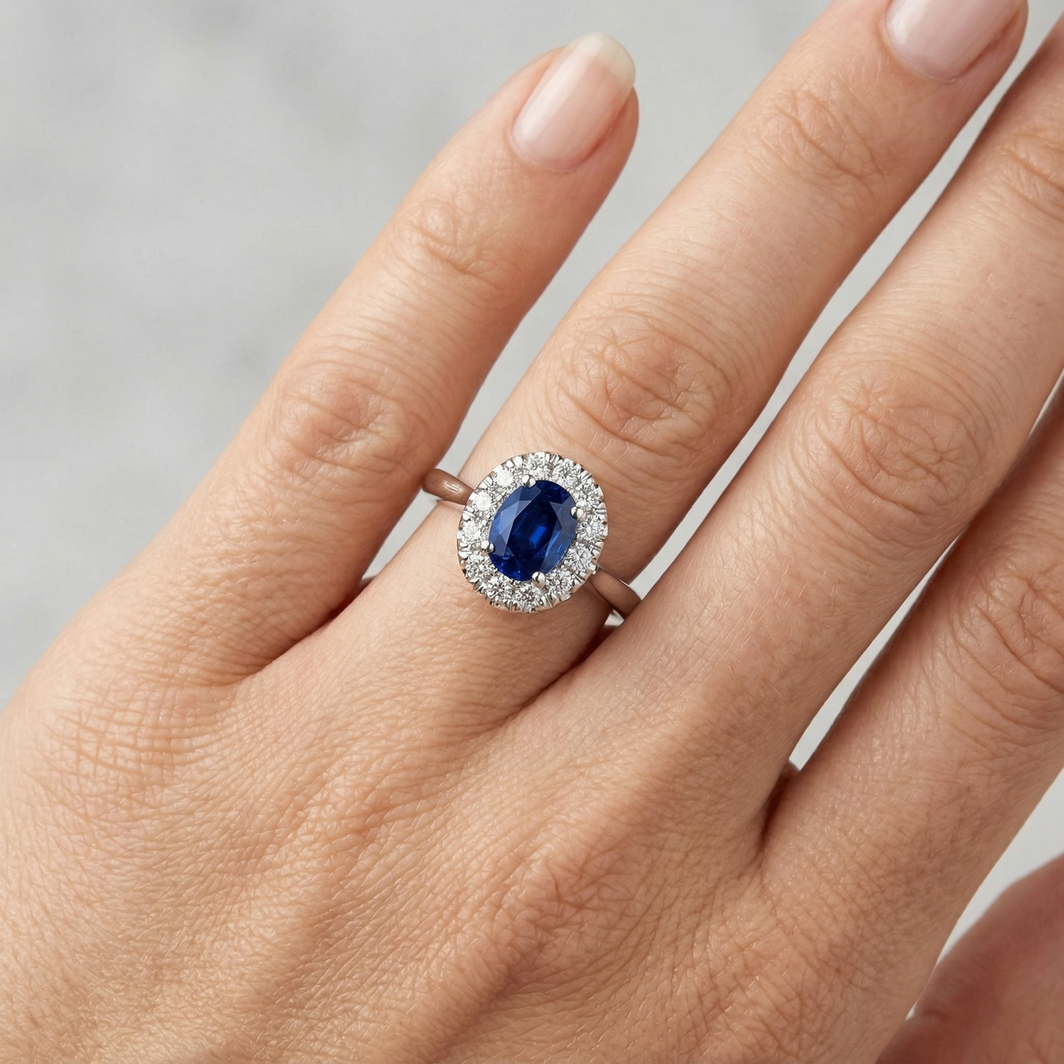 echter oval saphir 1.00Karat ring auf Weiß