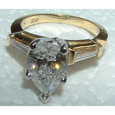 1,81 ct. Echt Diamantener zweifarbiger Goldring mit drei Steinen im Birnenschliff