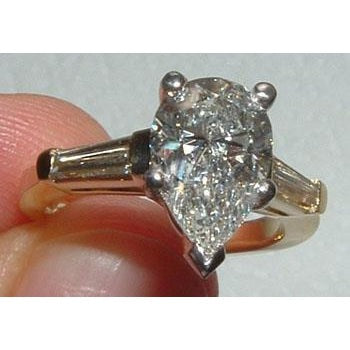 1,81 ct. Echt Diamantener zweifarbiger Goldring mit drei Steinen im Birnenschliff