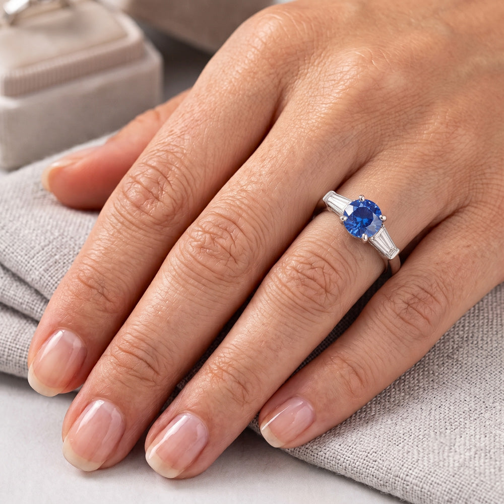 1,5 Kt. Sri Lanka Saphir und Baguette Aus der Erde Abgebauter Natürlicher Diamantring mit 3 Steinen
