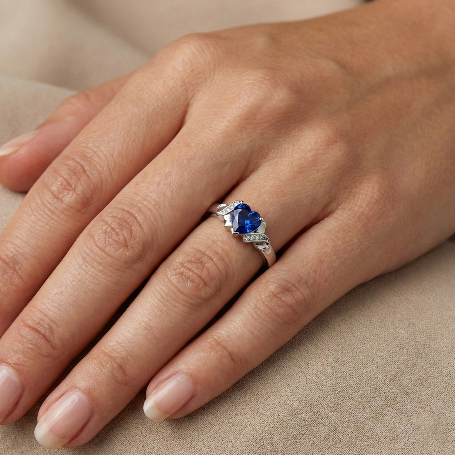 echter round saphir 1.80Karat ring auf Weiß