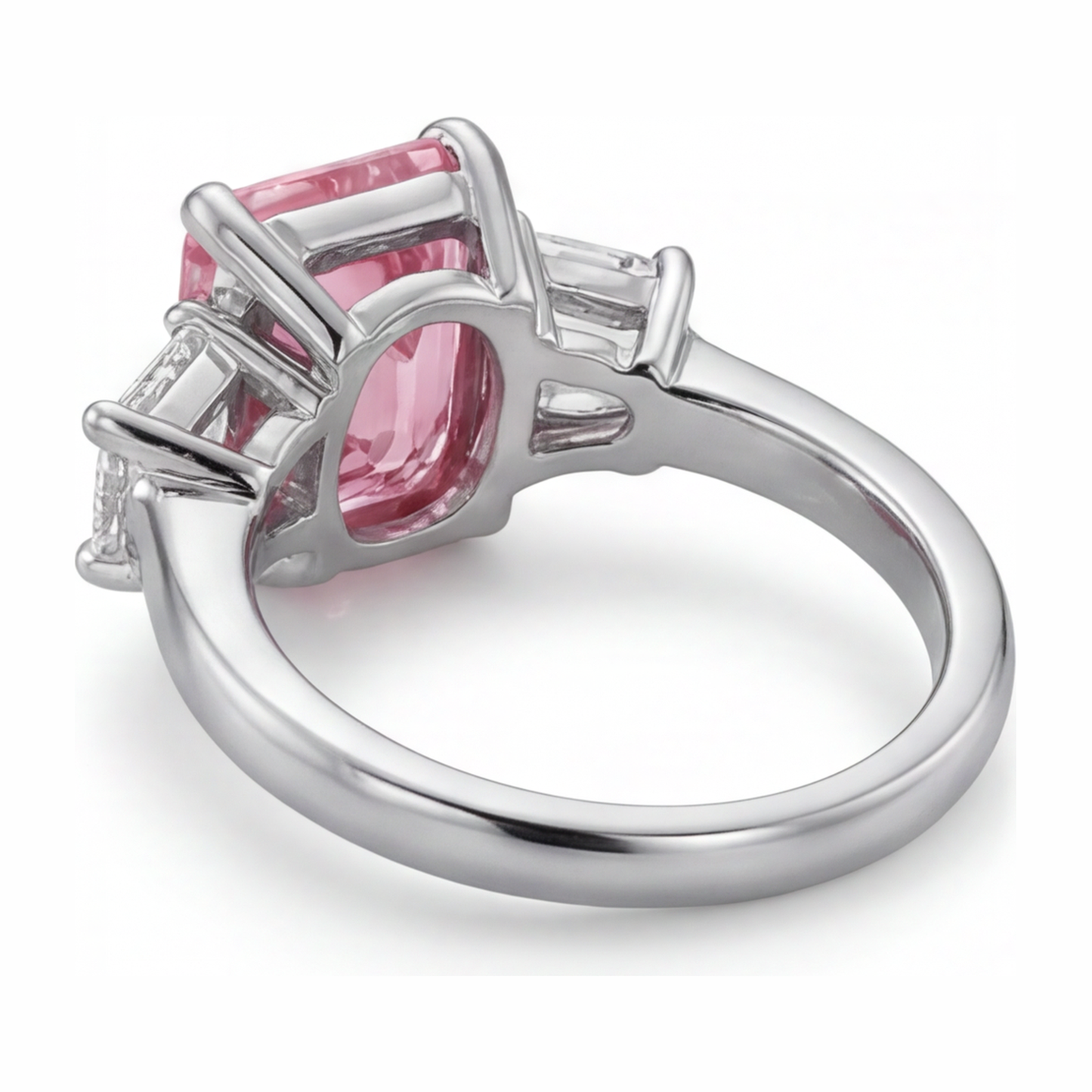 Schlichter Dreistein-Ring aus 14 Karat Weißgold mit im Labor gezüchtetem rosa Diamanten im Smaragdschliff, 2,5 Karat