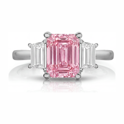Schlichter Dreistein-Ring aus 14 Karat Weißgold mit im Labor gezüchtetem rosa Diamanten im Smaragdschliff, 2,5 Karat