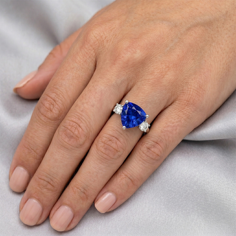 2.51 ct. Ceylon Blue Saphir Trillion Aus der Erde Abgebauter Natürlicher Diamants 3-Stein-Ring