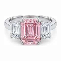 Im Labor gezüchteter rosa Diamant 2,75 Karat Drei-Steine-Ring im Smaragdschliff aus 14 Karat Weißgold