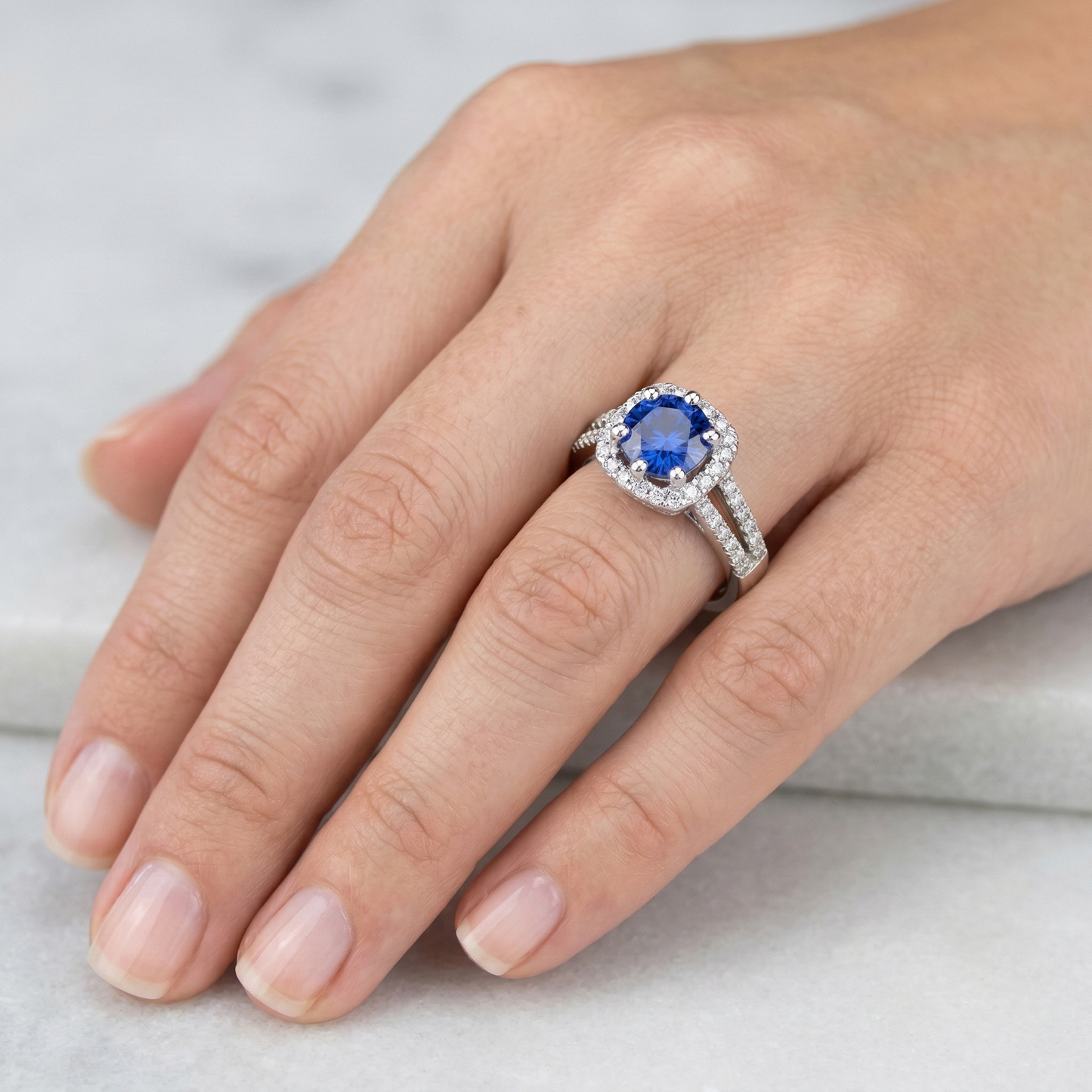 2.50 Karat blauer Saphir und weißer runder Aus der Erde Abgebauter Natürlicher Diamantring Weißgold