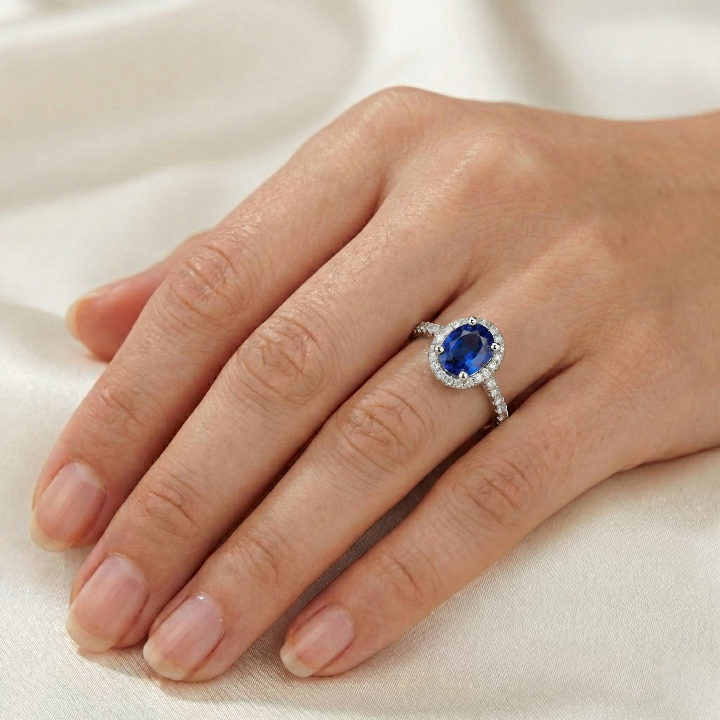 2.90 Karat Oval Blauer Saphir & Runder Verlobungsring WG 14K