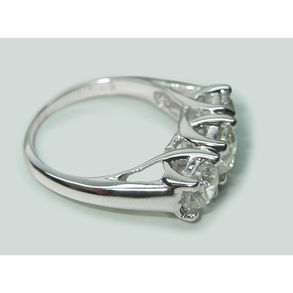 2,25 ct. Runder Echt Diamant Drei-Steine-Ring im Lucida-Stil Weißgold Neu