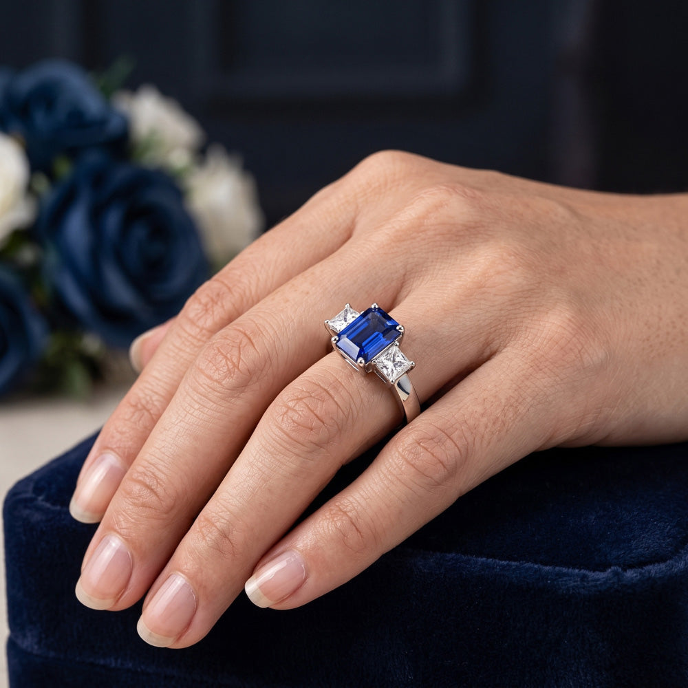 3.05 ct. Smaragd-Ceylon-Ring mit Saphir und Aus der Erde Abgebauter Natürlicher Diamanten mit drei Steinen