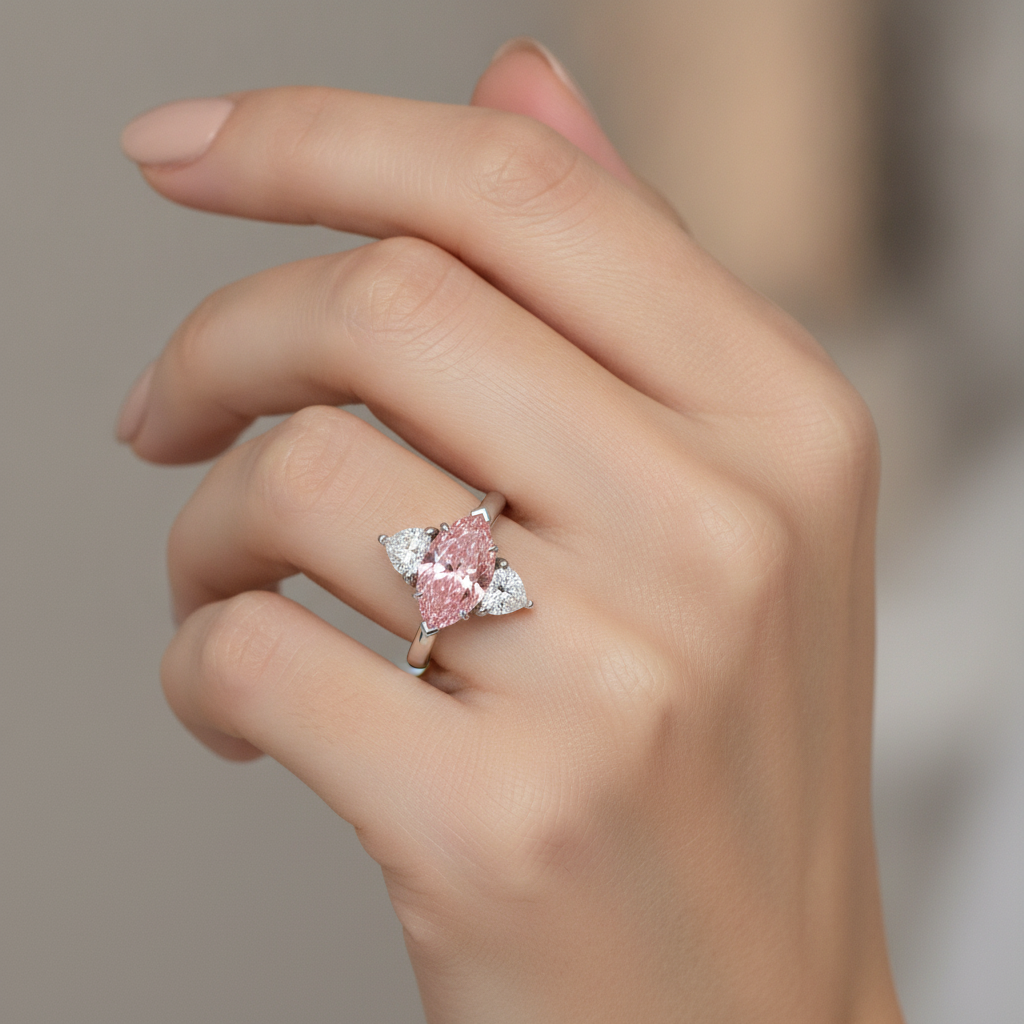 Drei-Stein-Ring mit im Labor gezüchtetem rosa Diamanten im Marquise-Schliff, 3,5 Karat, 14 Karat Weißgold