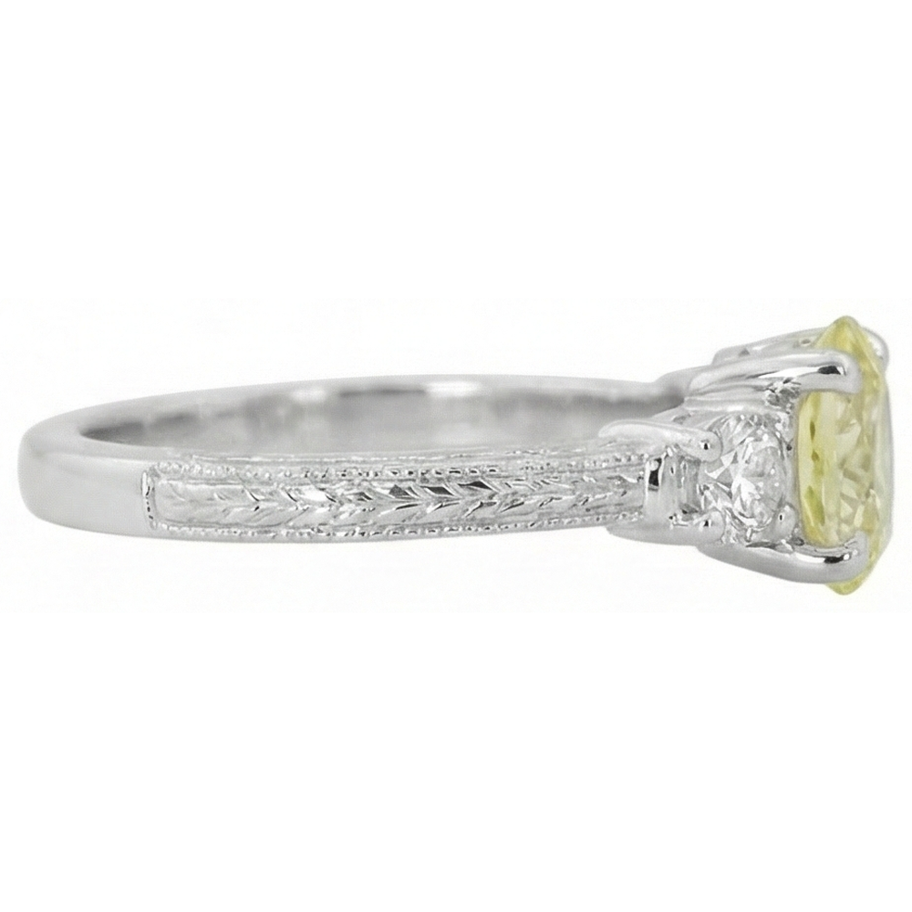 3 Karat Drei-Stein-Ring mit gelbem Saphir und Aus der Erde Abgebauter Natürlicher Diamanten. 14 Karat Weißgold
