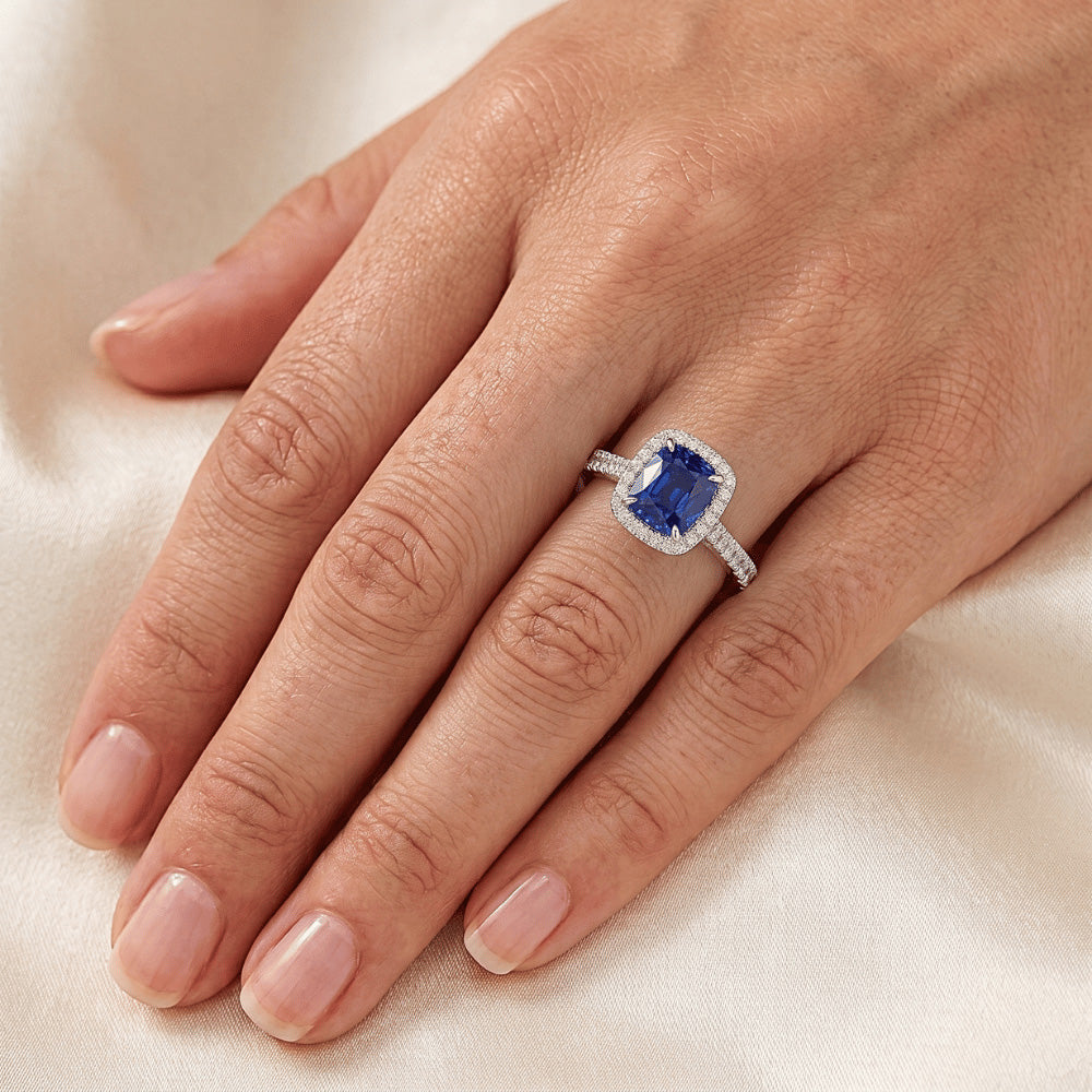 3-Karat-Kissenring aus natürlichem Sri Lanka mit blauem Saphir und Halo-Aus der Erde Abgebauter Natürlicher Diamant