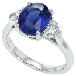 3-Stein-Aus der Erde Abgebauter Natürlicher Diamantring mit ovalem tiefblauem Saphir 8,25 Karat Gold 14K