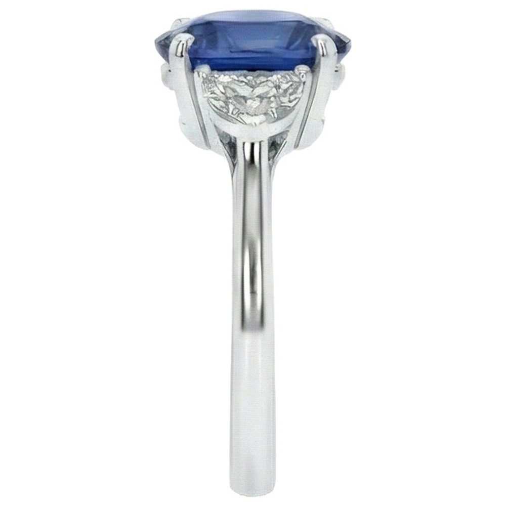 3-Stein-Aus der Erde Abgebauter Natürlicher Diamantring mit ovalem tiefblauem Saphir 8,25 Karat Gold 14K