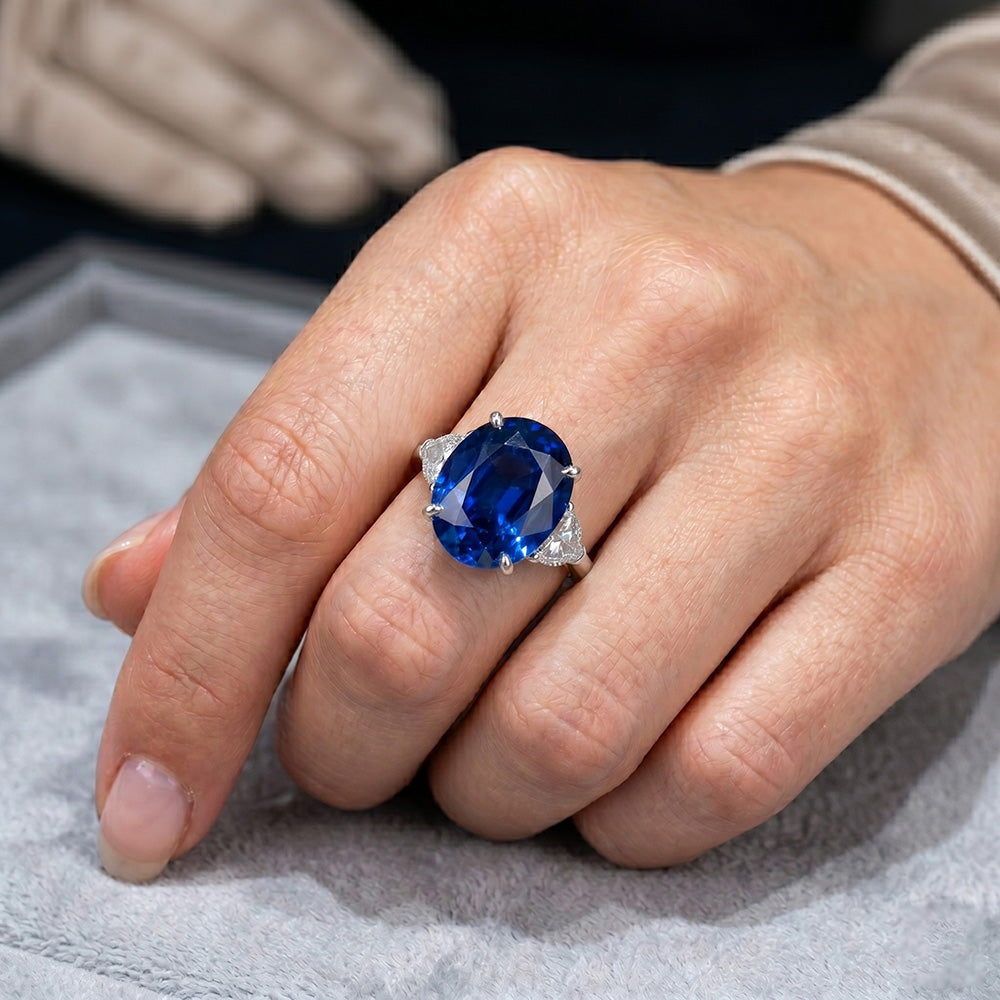 3-Stein-Aus der Erde Abgebauter Natürlicher Diamantring mit ovalem tiefblauem Saphir 8,25 Karat Gold 14K