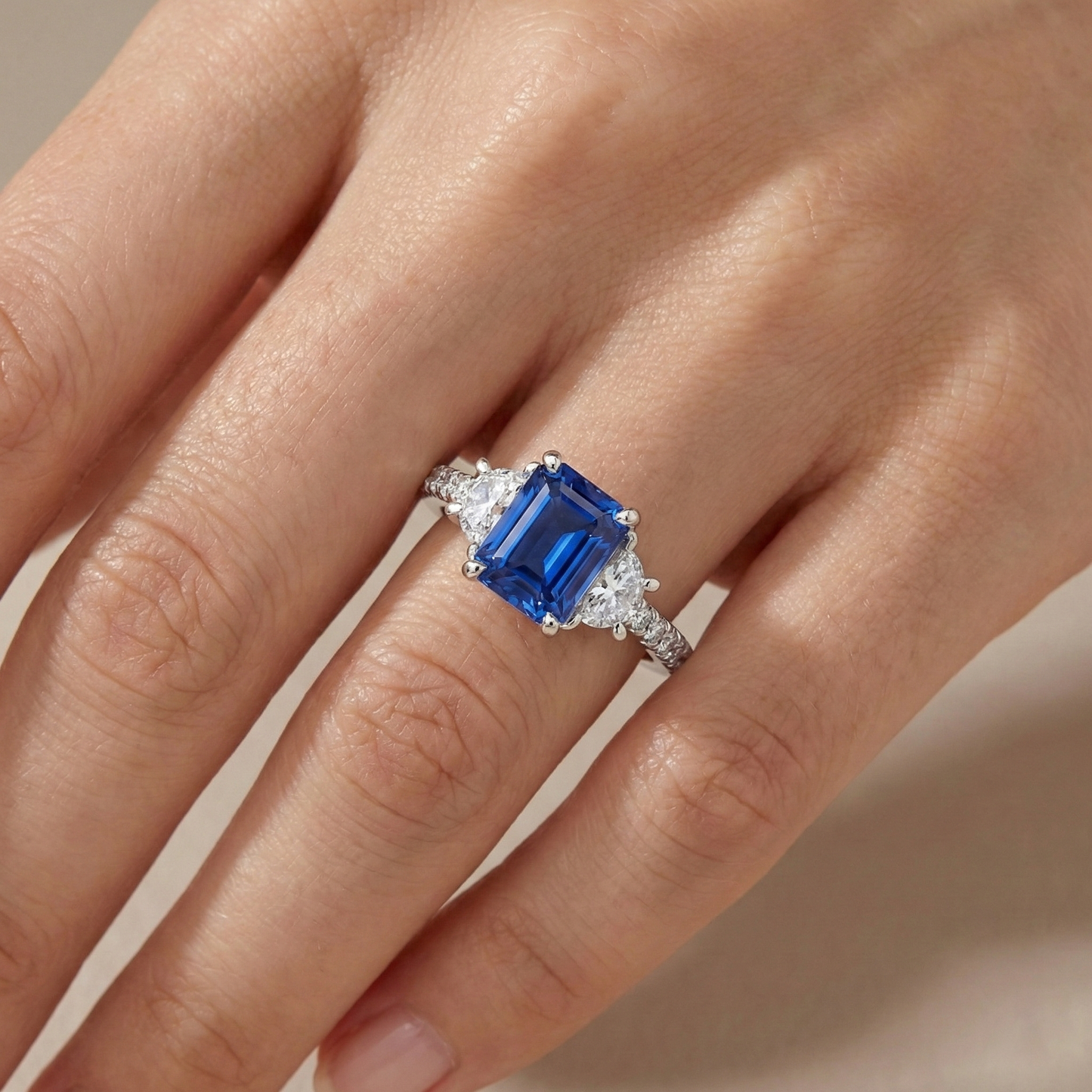 3-Stein-Halbmond-Natürlicher Diamant ( nicht im Labor gezüchtet )-Blauer Saphir-Ring mit Akzenten 3 Karat