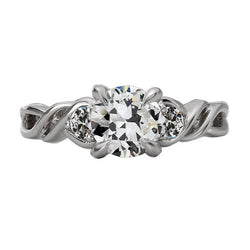 3-Stein-Ring. rund. alter Bergmann.Echt Aus der Erde Abgebauter Natürlicher Diamant. gedrehter Schaft. 4 Karat