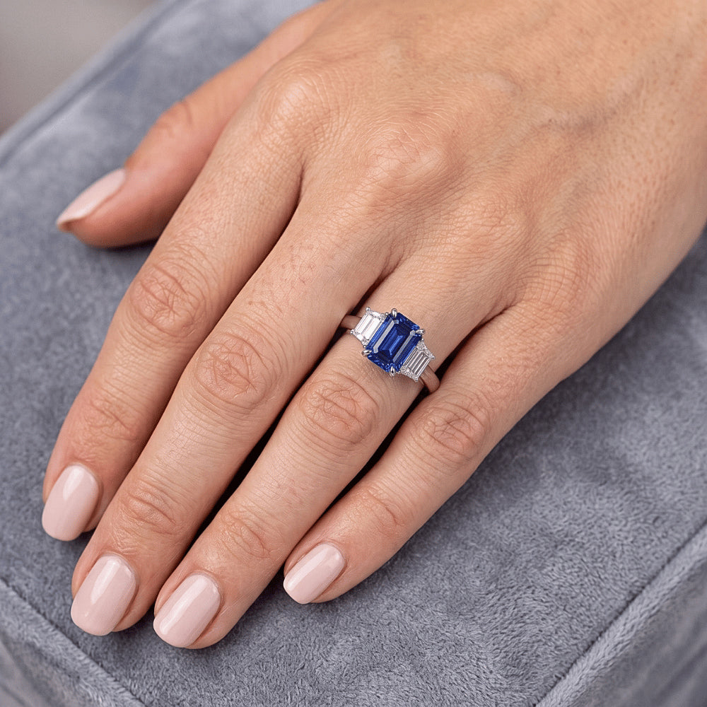 3 Steine Ring Asscher Schliff Blauer Saphir & Trapezoid Natürlicher Diamant ( nicht im Labor gezüchtet )en 2 Karat