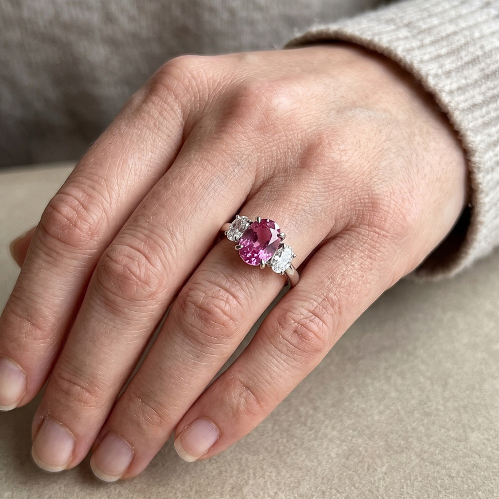3 Steine Ring Rosa Saphir Mit Aus der Erde Abgebauter Natürlicher Diamanten 3,50 Karat Weißgold 14K