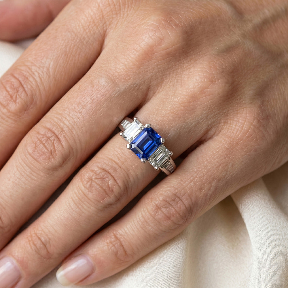 3 Steine Smaragd Natürlicher Diamant ( nicht im Labor gezüchtet ) Blauer Saphir Ring Kanal Set Akzente 3 Karat