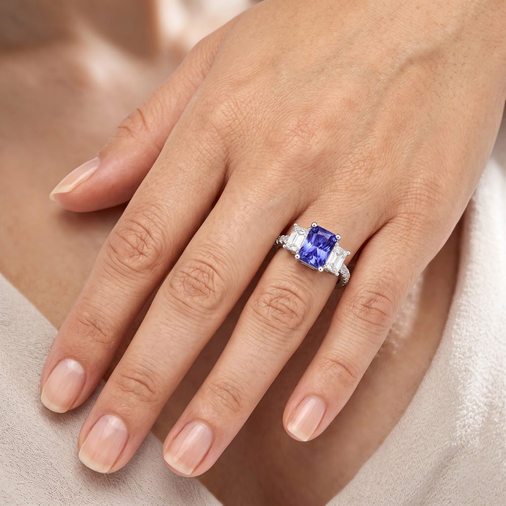 3 Steine Stil Smaragd Natürlicher Diamant ( nicht im Labor gezüchtet ) Blauer Saphir Ring Radiant Cut 4 Karat