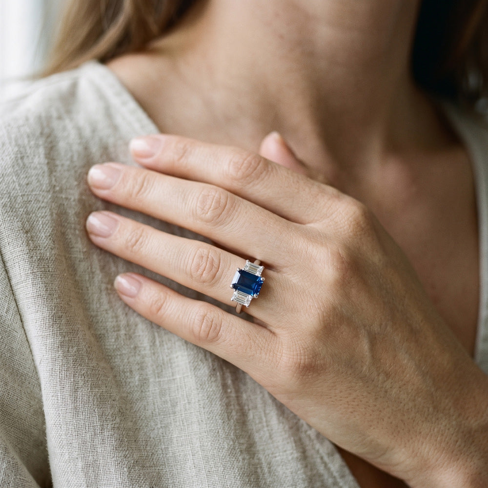3 Steinring Smaragddiamanten & strahlender tiefblauer Saphir 2.50 Karat
