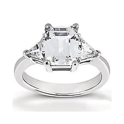 Kunstvoller Drei-Stein-Ring mit Verjüngt Brillant – 3,51 Karat