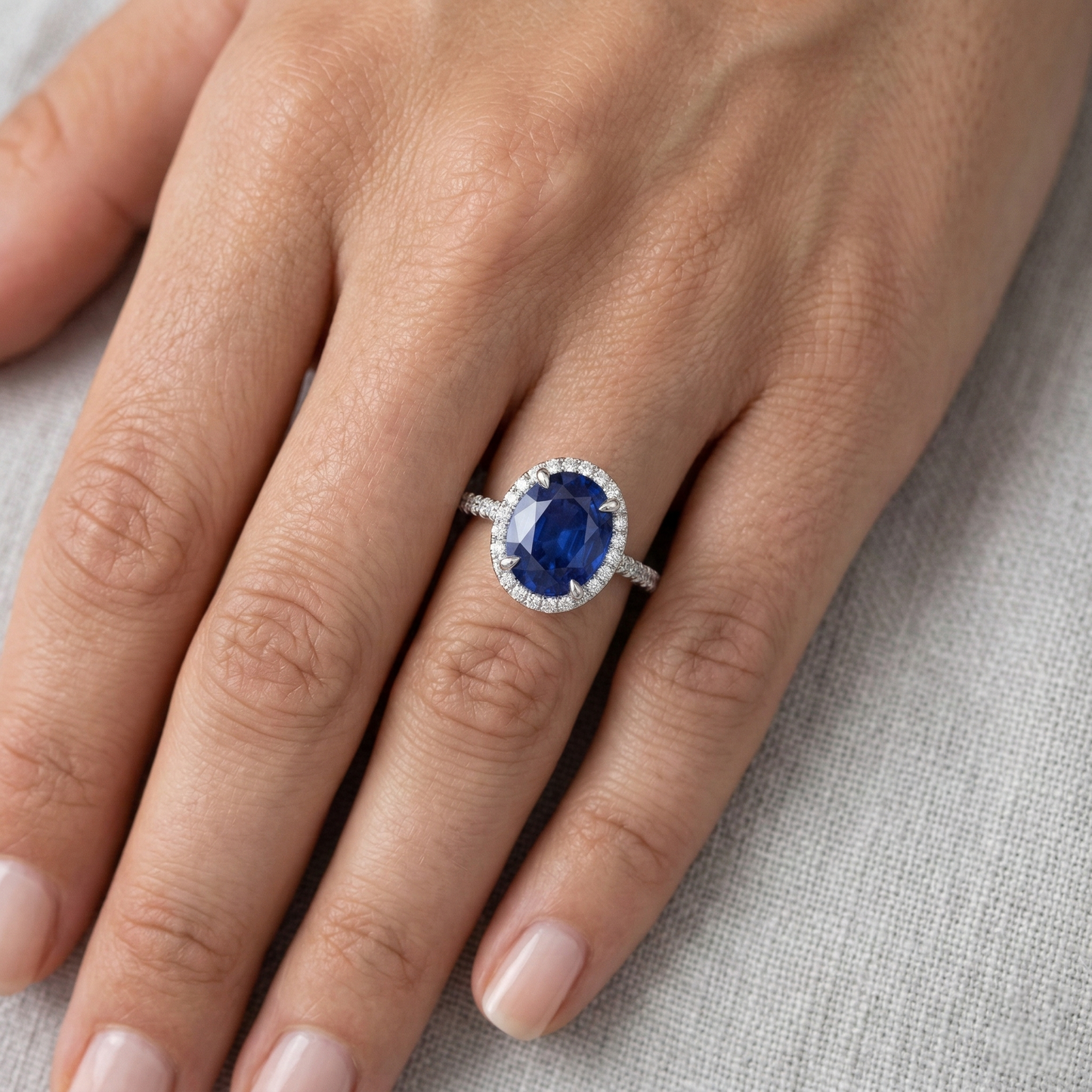 echter oval saphir 3.75Karat ring auf Weiß