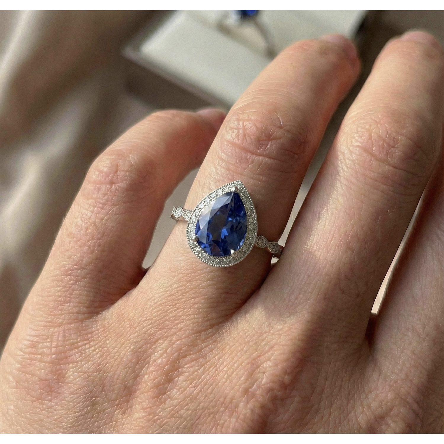 Farbstein-Ring 14 Karat Weißgold mit Blauer Saphir – Draufsicht