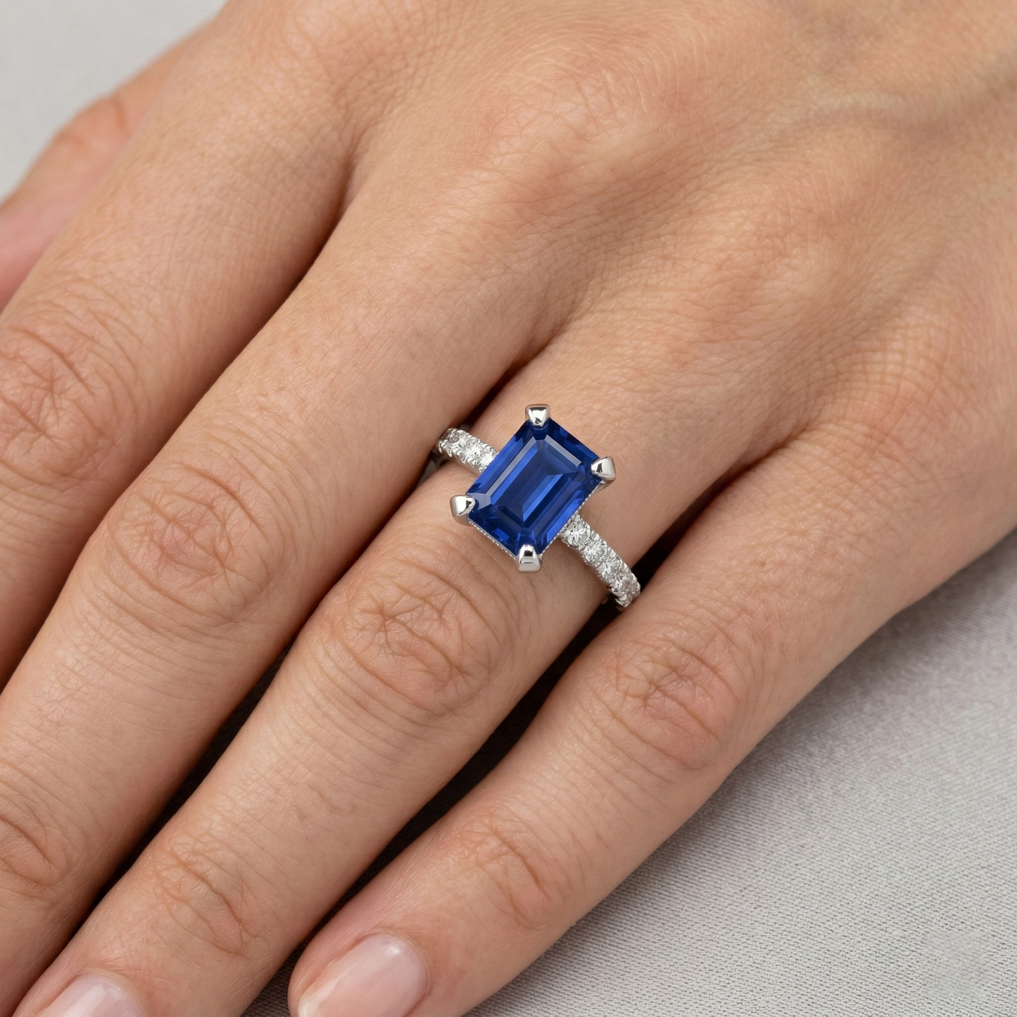 3 Karat Smaragd und runder Ceylon-Saphir-Aus der Erde Abgebauter Natürlicher Diamant-Ring-Krapfen-Set