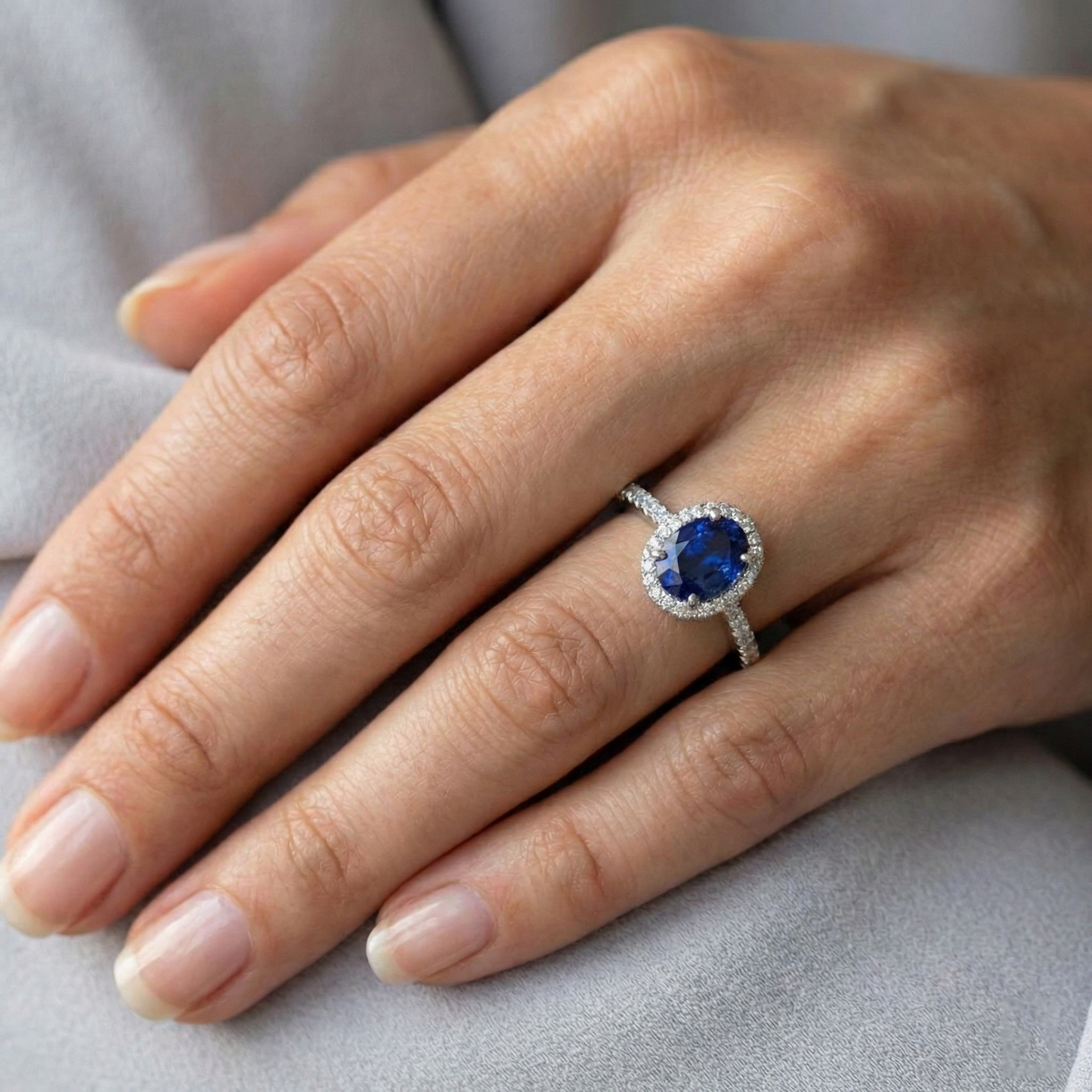 echter oval diamant 2.00Karat ring auf Weiß