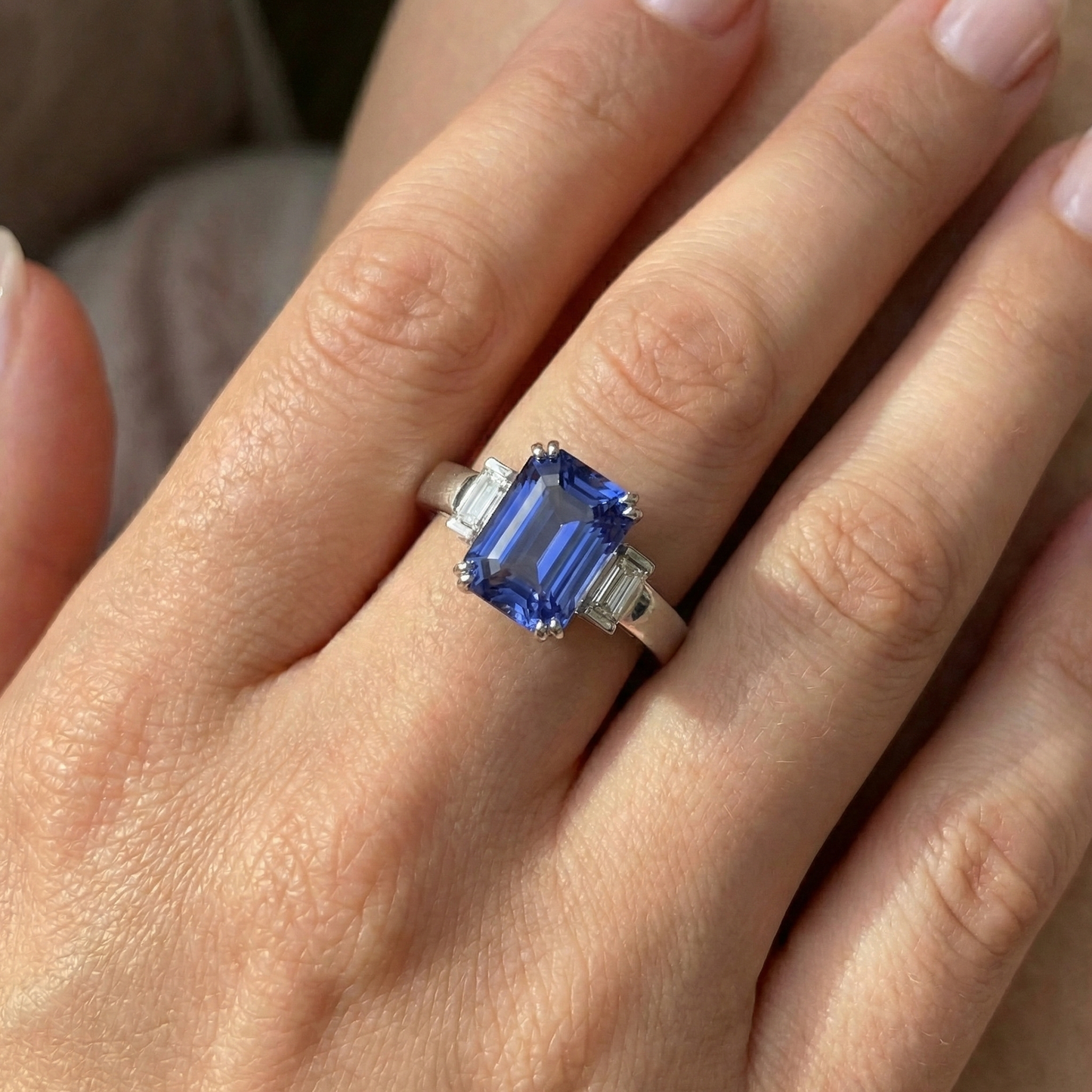 3 Stein Blauer Saphir Smaragd Ring 3 Karat Bar Set Baguette Natürlicher Diamant ( nicht im Labor gezüchtet )en