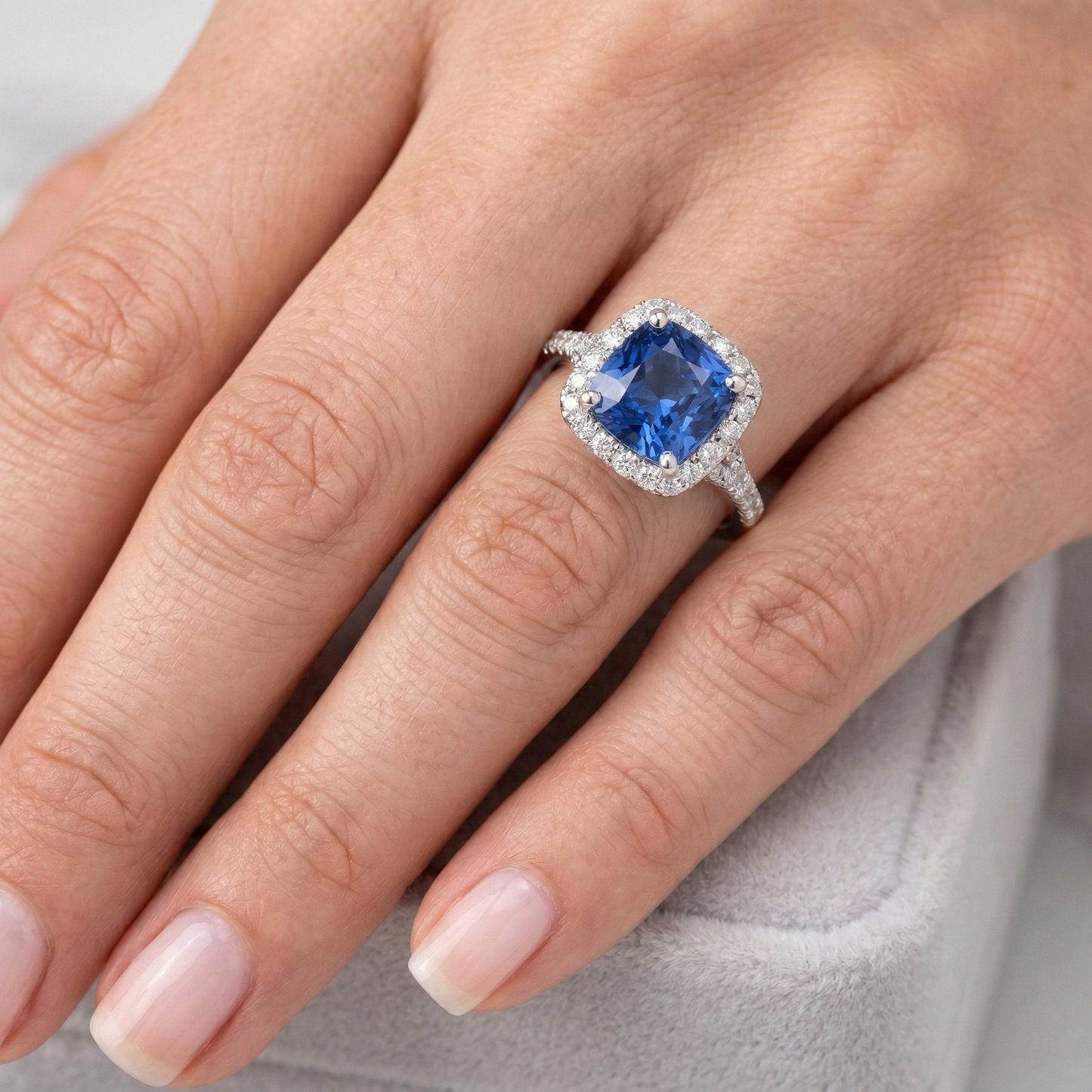 4.10 ct Kissen Sri Lankan Saphir und runder Aus der Erde Abgebauter Natürlicher Diamanten Ring Weißgold