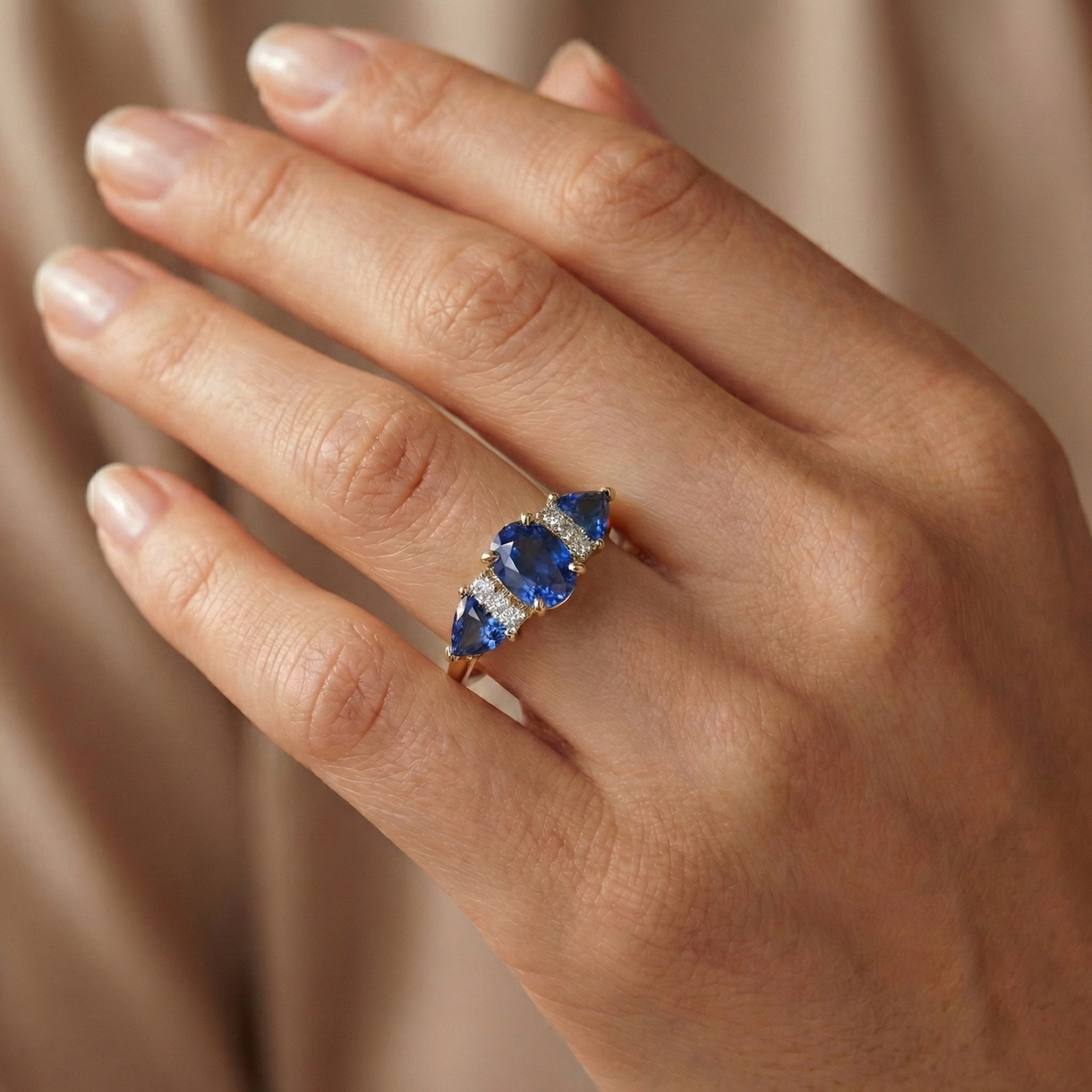 4.26 ct. Ovaler Trillion Ceylon Ring mit Saphir und Aus der Erde Abgebauter Natürlicher Diamanten 3 Stein