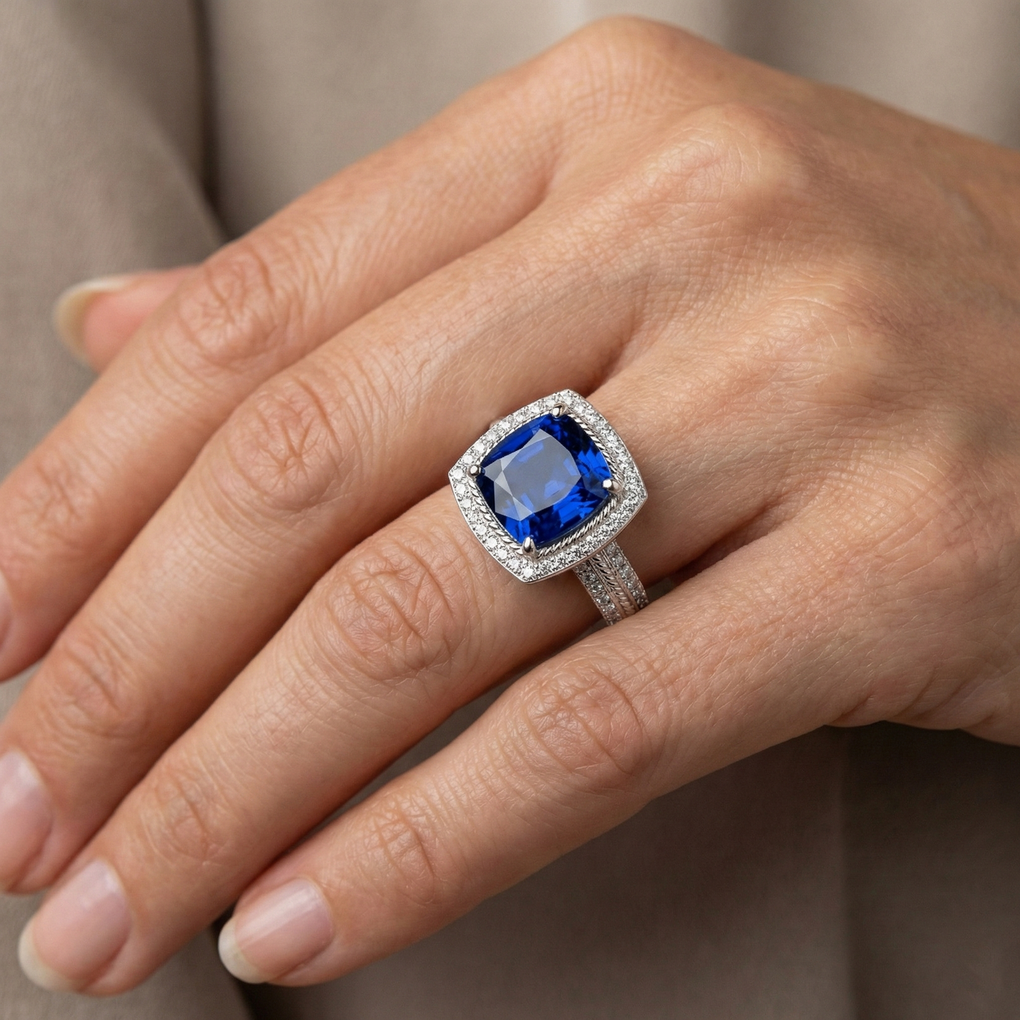4.75 Karat Kissen und runder Saphir- und Aus der Erde Abgebauter Natürlicher Diamant-Jubiläumsring