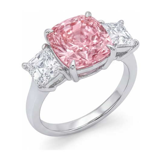 Rosa Verlobungsring 5,5 Karat im Labor gezüchteter Diamant im Kissenschliff Drei-Stein 14 Karat Weißgold