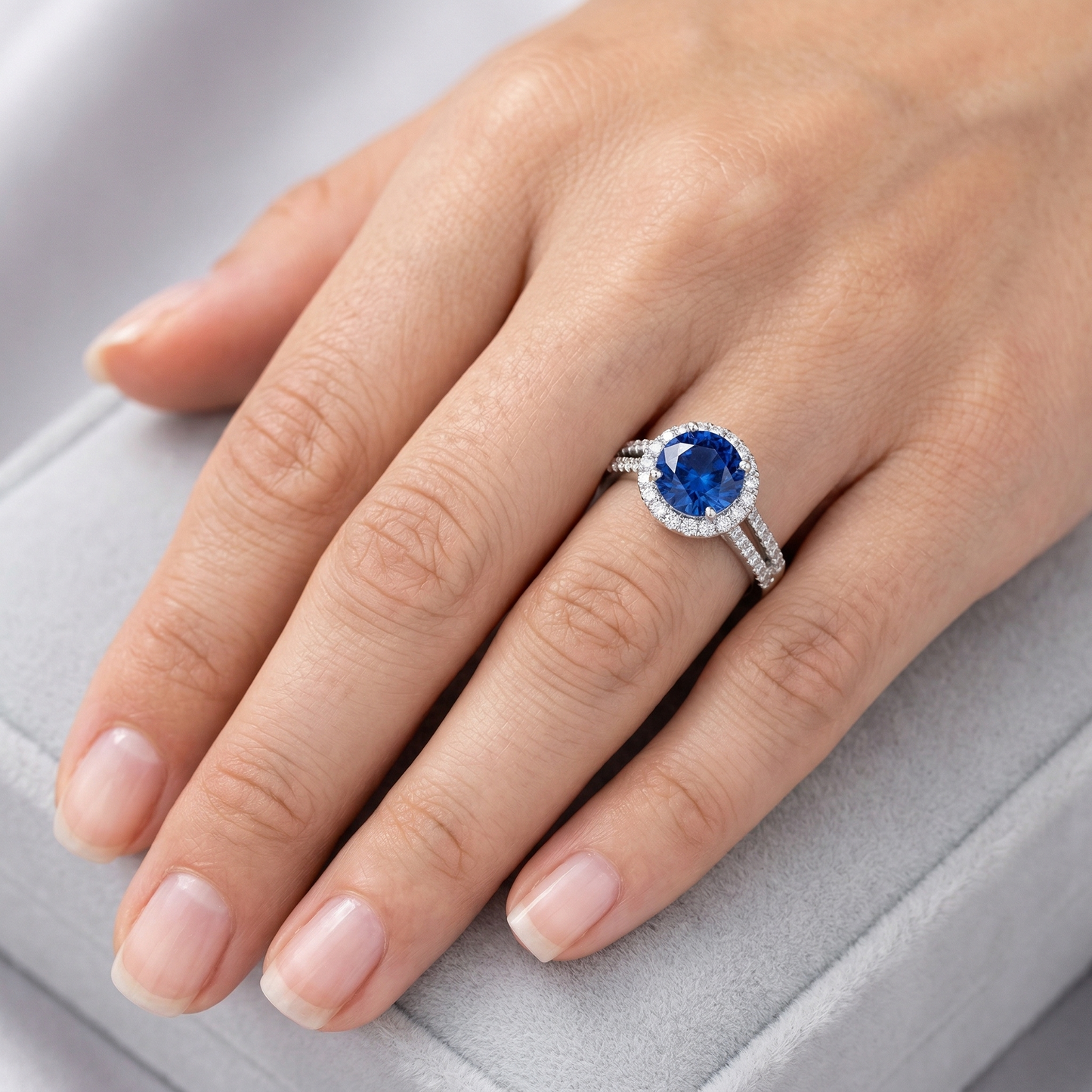 5 Kt. runder Ceylon Saphir mit Aus der Erde Abgebauter Natürlicher Diamanten Ring Weißgold 14K