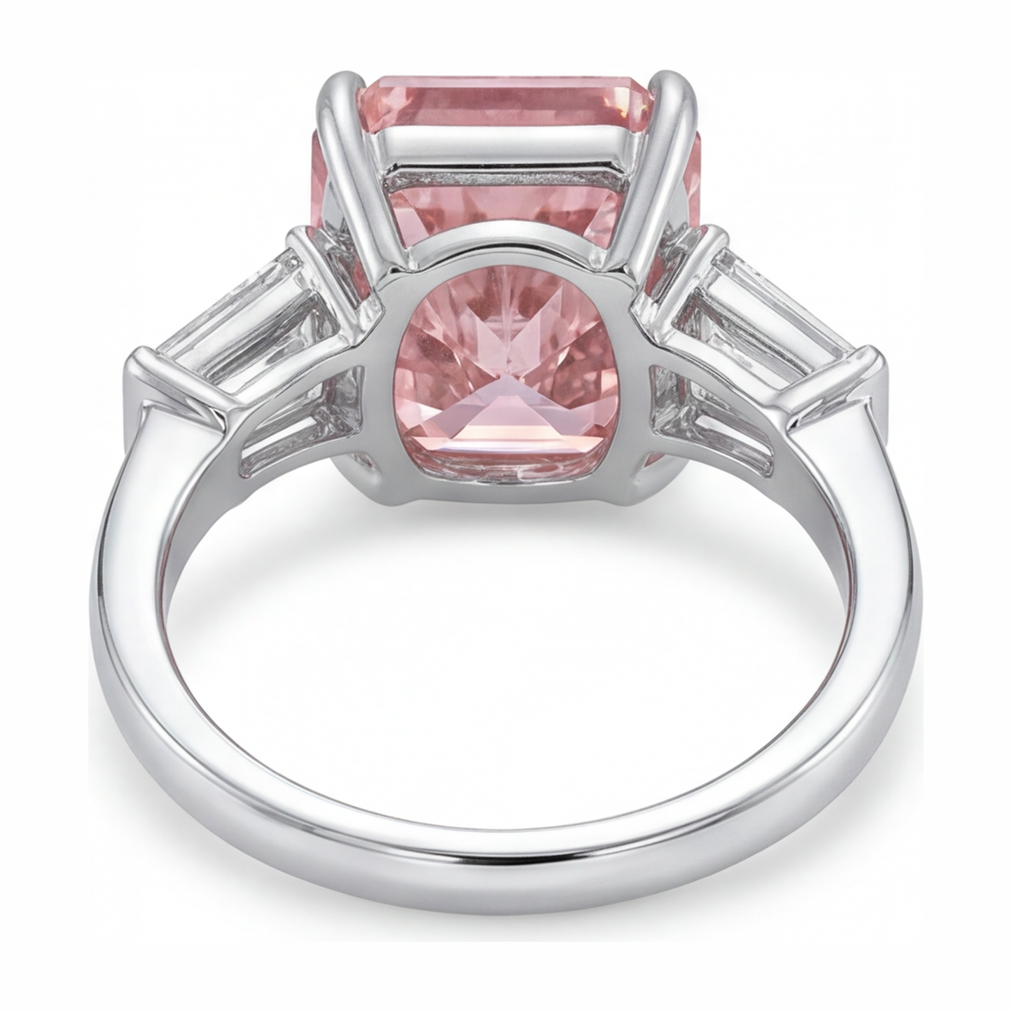 Pinkfarbener Diamantring 6 Karat im Labor gezüchtet Radiant-Schliff Drei Steine Kathedral-Fassung 14 Karat Weißgold