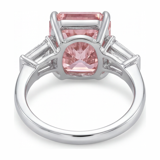 Pinkfarbener Diamantring 6 Karat im Labor gezüchtet Radiant-Schliff Drei Steine Kathedral-Fassung 14 Karat Weißgold