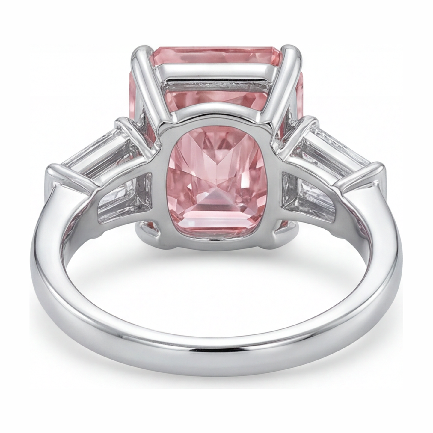 Pinkfarbener Diamantring 6 Karat im Labor gezüchtet Radiant-Schliff Drei Steine Kathedral-Fassung 14 Karat Weißgold