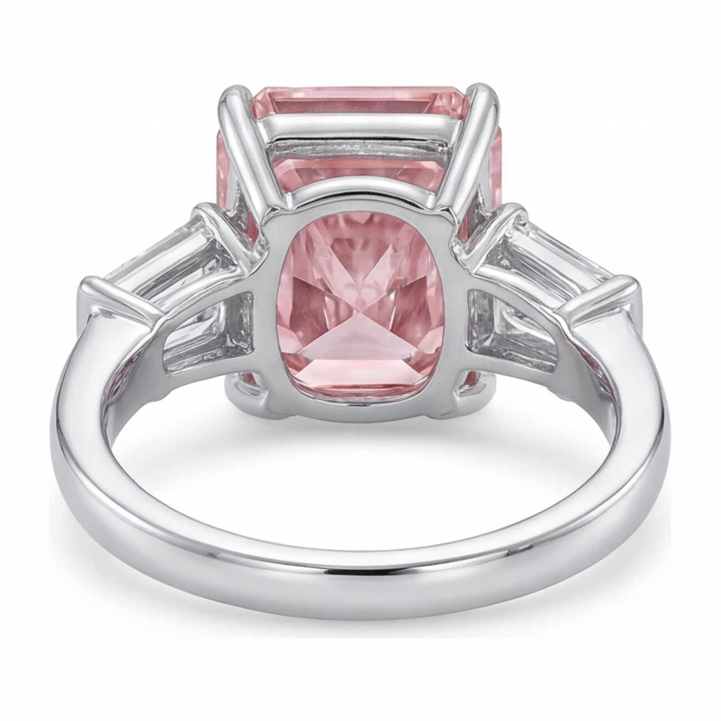Pinkfarbener Diamantring 6 Karat im Labor gezüchtet Radiant-Schliff Drei Steine Kathedral-Fassung 14 Karat Weißgold
