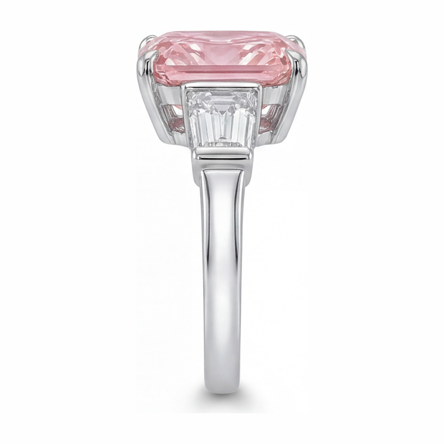 Pinkfarbener Diamantring 6 Karat im Labor gezüchtet Radiant-Schliff Drei Steine Kathedral-Fassung 14 Karat Weißgold