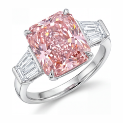 Pinkfarbener Diamantring 6 Karat im Labor gezüchtet Radiant-Schliff Drei Steine Kathedral-Fassung 14 Karat Weißgold