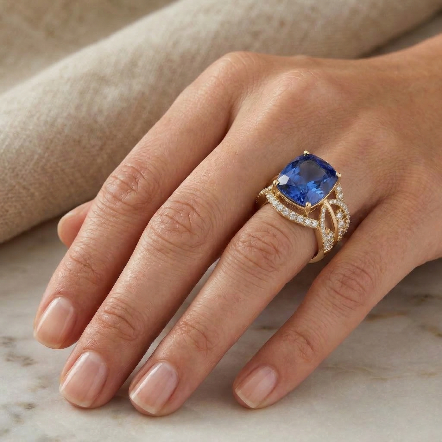 6.01 ct. Kissen Sri Lanka Blauer Saphir und Aus der Erde Abgebauter Natürlicher Diamanten Gelbgold 14K