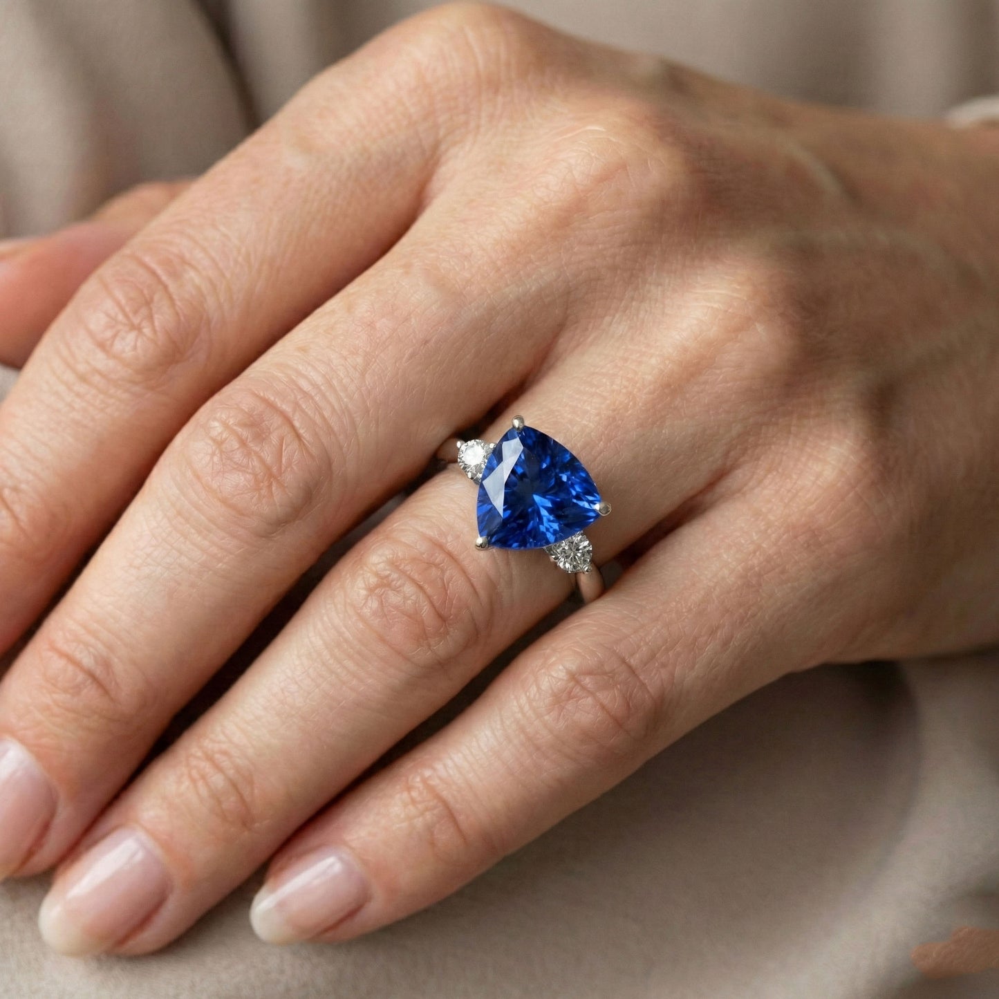 6 Karat blauer Billionen-Saphir-Verlobungsring